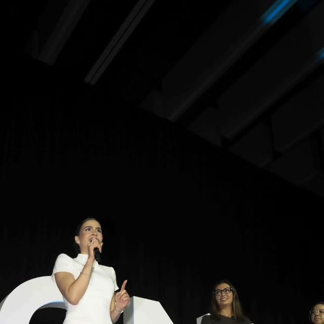 Dariana Velazco hablando en tarima durante un evento